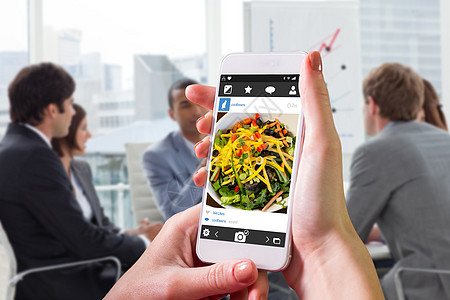 手握智能手机复合图像Name混血电脑团结计算热板联盟蔬菜厨艺团体合伙图片