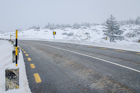 白雪路森林山脉国家危险街道风险蓝色曲线天气小路图片