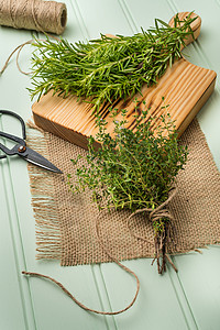 迷迭香和百孔百里香美食草本植物细绳芳香烹饪药品植物木头生活图片