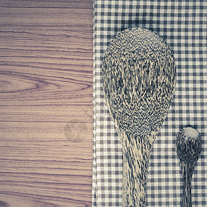 厨房毛巾和木本背景的勺子折叠餐巾美食盘子首席木头饮食餐具刀具烘烤图片