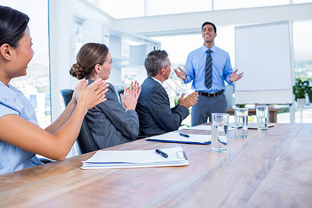 商业界人士在会议期间欢赞会上的掌声会议室合伙团队沟通合作椅子男人伙伴男性桌子图片