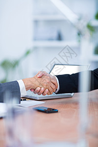 两名商务人士握手和工作伙伴公司会议职场团队合伙合作旋转讨论行政人员图片