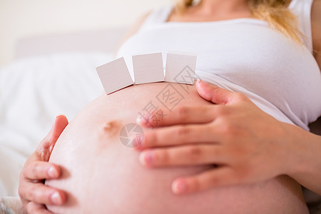 肚子上有纸块的孕妇住所房子腹部女士公寓闲暇待产女性说谎怀孕图片