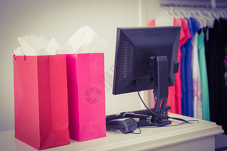 柜台两袋购物袋粉色零售活动服装店顾客开支裙子消费者购物者衣服图片