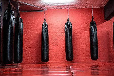 红色拳击区打鼓袋健身室娱乐栅栏闲暇力量器材健身健身房俱乐部沙袋图片