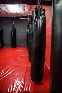 红色拳击区打鼓袋器材沙袋闲暇健身室娱乐健身房健身栅栏力量图片
