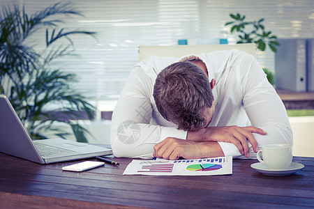 睡在办公桌上的疲乏商务人士领带笔记本睡眠商业午睡职业技术电脑公司办公室图片