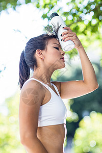 厌倦运动的女性用水瓶冷却前额图片