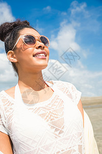 戴太阳眼镜的时尚女人混血海滩太阳镜快乐假期闲暇裙子海岸线女士阳光图片
