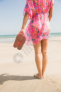 时尚的女人站在沙滩上混血背心裙女士自由女性海滩字拖海洋闲暇裙子图片