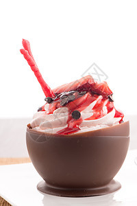 草莓和巧克力糕饼慕斯蛋糕诱惑甜点奶油庆典饮食沙漠派对面包生日图片