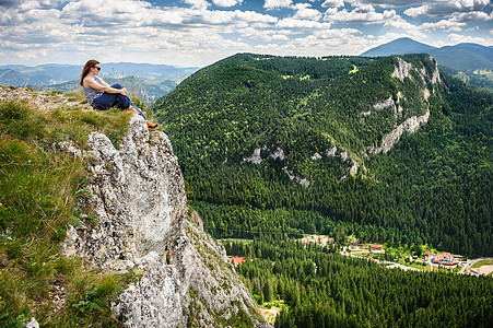 山中暑假徒步丘陵顶峰远足耐力农村森林岩石游客活动冒险图片