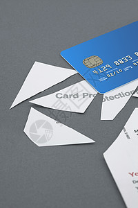 信用卡保护政策用信用卡切成碎片财政引脚芯片文档金融卡片破坏塑料图片