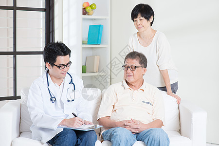 患有老年病人的医生咨询退休家庭人员医院身体男性考试疾病生活图片