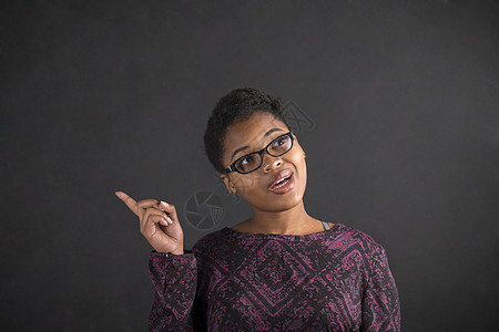 黑板背景上的非洲妇女好点子粉笔教育班级木板知识大学女士成人眼镜学习图片