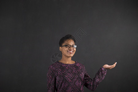 持有黑板背景的非洲妇女手握手知识绘画女士学生老师大学课堂粉笔木板班级图片