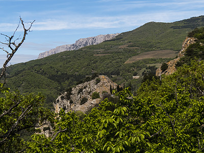 下午在山丘上蓝色顶峰森林天空晴天冒险高山风景悬崖岩石图片