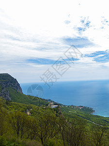 下午在山丘上晴天高度岩石旅行旅游公园天空冒险风景森林图片