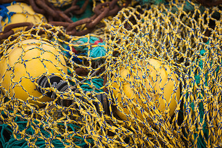 布列塔尼港的渔网和浮标绿色齿轮港口商业漂浮海洋蓝色海鲜图片
