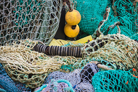 布列塔尼港的渔网和浮标海鲜蓝色漂浮港口海洋齿轮绿色商业图片