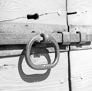 古董里旧的欧元 特写棕色门和生锈锁 c木头房子酒吧建筑学螺栓国家入口乡村金属建筑图片