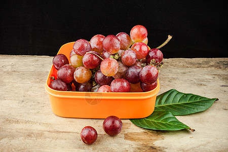 木材本底的新鲜果树红葡萄食物紫色甜点团体果汁水果叶子藤蔓生长植物图片