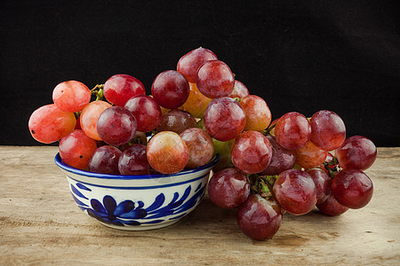 木材本底的新鲜果树红葡萄水果植物果汁甜点收成叶子生长紫色浆果维生素图片