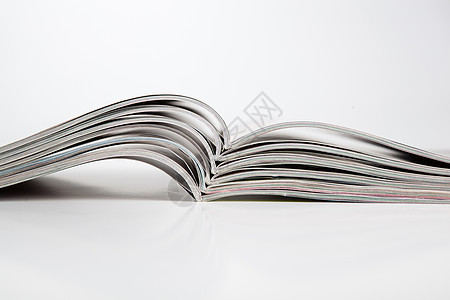 桌上的杂志堆叠阅读打印手指媒体男人材料白色新闻图片