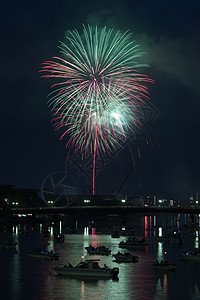 河上烟花景观庆典天际假期反射节日天空焰火活动城市图片