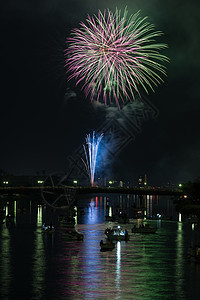 河上烟花焰火庆典城市反思假期天空天际反射景观活动图片