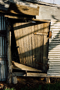荒野仓库的木材门图片