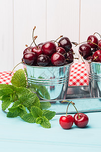 蓝色木制桌上的樱桃桌子餐厅营养果汁水果桌布毛巾宏观食谱红色图片