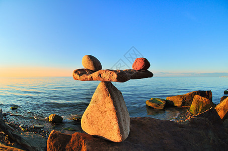 稳定平衡等价团体禅意金字塔形石头温泉海洋风度海滩公平性图片