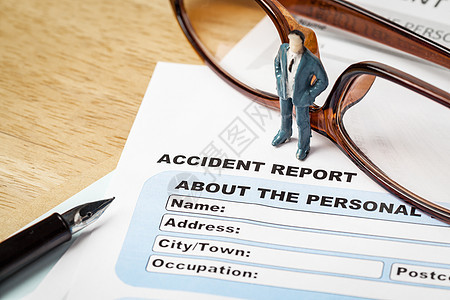 意外事故报告申请表和带笔和环的商务人士保健卫生安全风险情况危机生活眼镜工作计算器图片