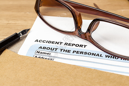 事故报告申请表及褐色信封和纸笔e病人办公室安全医生医院诊所碰撞药品疾病工作图片
