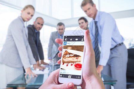 手握智能手机复合图像Name美食女性男人领带讨论同事屏幕甜点饥饿技术图片