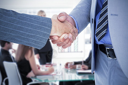 商务人士与同事握手的复合形象 其中一名同业工人双手领导者办公室手势男人会议老师沟通伙伴推介会图片