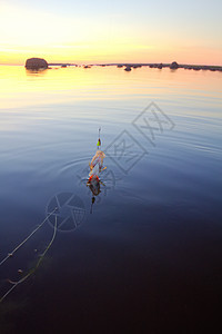 日落河渡海 用船和棍子捕鱼鱼竿渔夫孤独娱乐运动垂钓者日落运动员鲈鱼爱好图片
