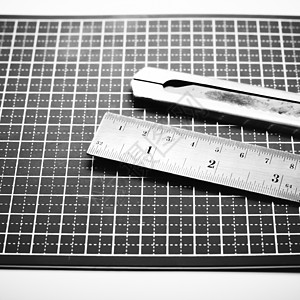 裁剪黑白色平垫音调的尺尺和切割器坡度橡皮测量咖啡木板笔记本白色办公室几何学工具图片