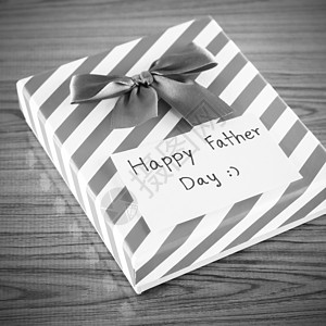 带纸牌写字的礼物盒父亲快乐日黑白颜色蓝色盒子购物桌子假期男性礼物爸爸白色卡片图片