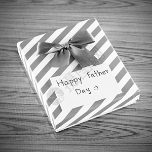 带纸牌写字的礼物盒父亲快乐日黑白颜色男性白色假期卡片衣服爸爸购物蓝色桌子盒子图片