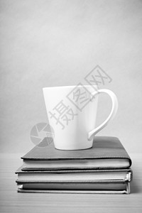 带有咖啡杯黑白音调风格的书本堆叠咖啡学校学习礼物黑板绿色橙子笔记本电脑杯子图片