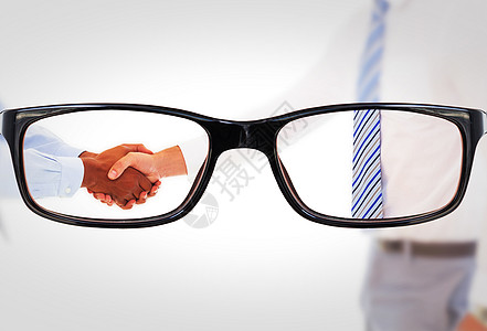 微笑的年轻商务人士在办公室握手并握手的复合形象混血行政人员合作生意人衬衫男性眼镜协议镜片男人图片