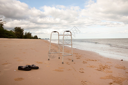 在沙滩上行尸保姆快乐拐杖活动人力救济团结慈善休闲水疗图片
