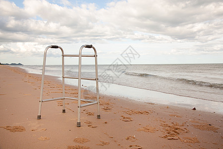 在沙滩上行尸救济居家休闲人力社工退休工作自由慈善水疗图片