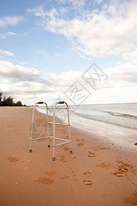 在沙滩上行尸社工休闲水疗外展社区志愿者人力拐杖慈善快乐背景图片
