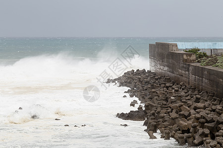 台风期间暴风海 波浪撞墙壁海景飓风蓝色障碍海洋多云天气海啸风暴海滩图片