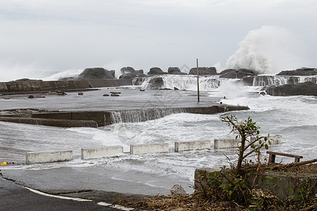 台风期间的暴风海风暴海景天气力量海洋地平线危险天空蓝色泡沫图片