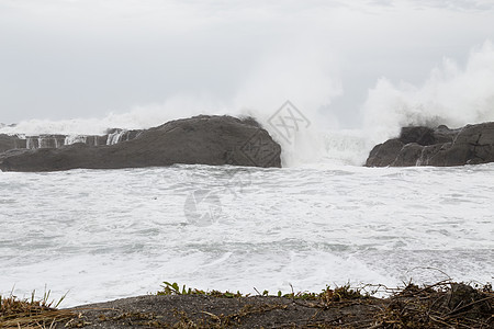 海浪撞击岩石的暴风海海滩危险海洋飓风力量地平线天气海岸海啸天空图片