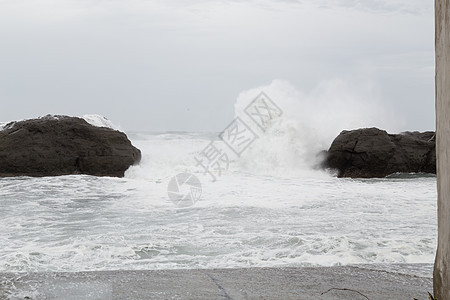 海浪撞击岩石的暴风海海洋海啸海景飓风危险海岸气旋天气风暴海滩图片